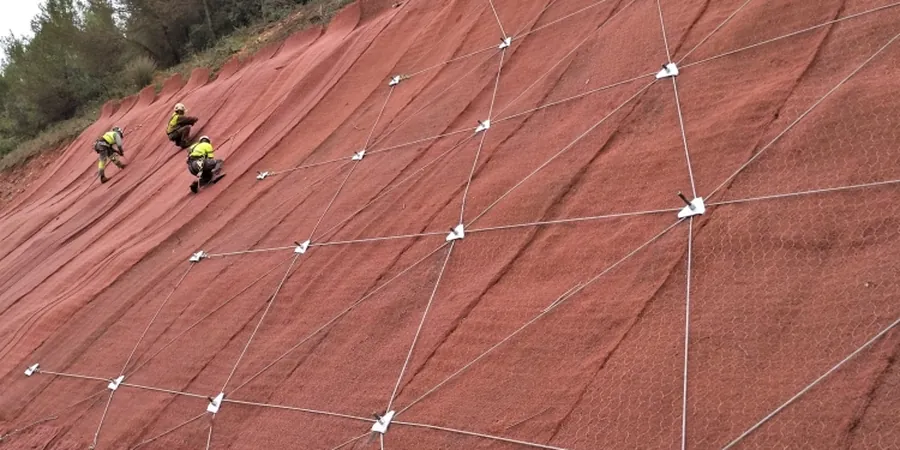 Análisis de Estabilidad de Taludes en Concepción: Factores Sísmicos y Geomorfológicos